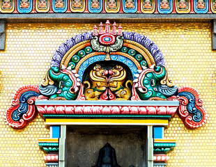 decoración policromada en el templo