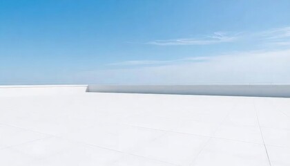 シンプルな白い壁と青い空のミニマルな景観