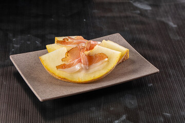 Slised sweet melon with Jamon
