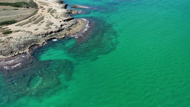 drone vista sul litorale di Ostuni, Puglia, Italia
