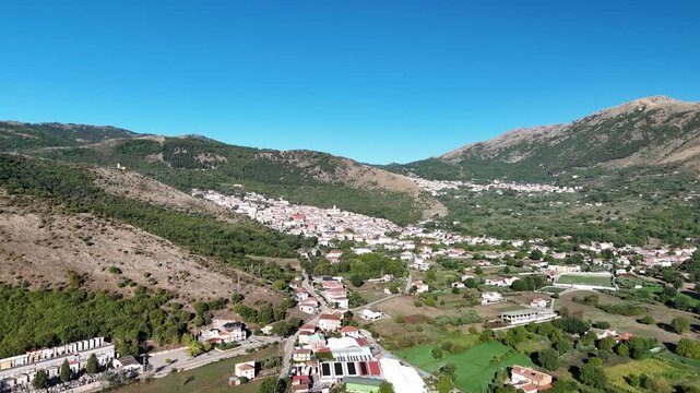 drone, vista sul paese di Sassano, Vallo di Diano, Campania, Italia