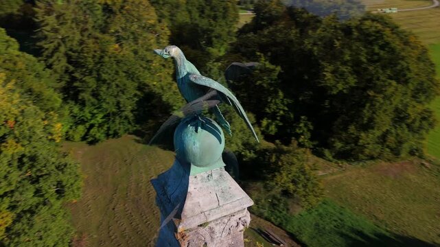 Drohnenaufnahme Bismarckturm Assenhausen am Starnberger See in Bayern. Historische Architektur, Kalkstein und Tuffstein Bau, Aussicht und Kulturdenkmal.