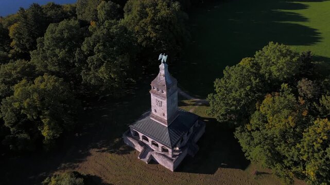 Luftbildaufnahme Bismarckturm Assenhausen bei Muenchen. Historisches Bauwerk in Bayern am Starnberger See, Kulturdenkmal und Natur Aussicht.