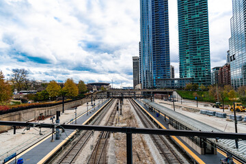 Fototapeta premium Chicago, Illinois, USA - November 10, 2024: Railroad urban transport. Urban train rail. Rail for metro. Railway station with city skyscraper cityscape. Urban modern cityscape. Metro railway station