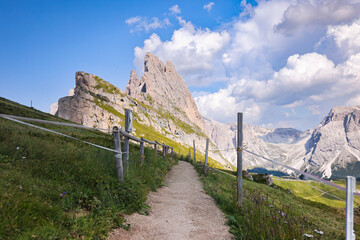 Luz sobre los picos alpinos · Light over alpine peaks · Licht über den Alpengipfeln