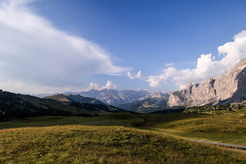 Horizonte de montañas y silencio · Horizon of mountains and silence · Horizont aus Bergen und Stille