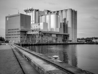 Obraz premium Old silo in the city