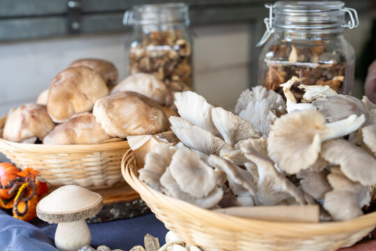 Vue de champignons bruns mettant en valeur leur texture naturelle, leur couleur terreuse et leur aspect frais dans un contexte alimentaire ou forestier.