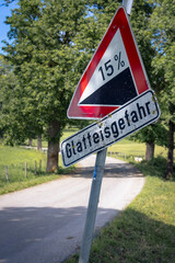 Verkehrszeichen an Landstra&szlig;e warnt vor Steigung