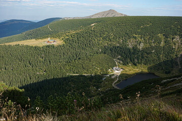Górski krajobraz, schronisko nad jezioerm