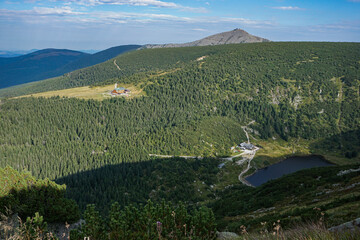 Krajobraz górski, schronisko, jeziorko © Wiktoria
