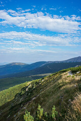 Piękny widok na góry i doliny, skąpane w miękkim świetle. © Wiktoria
