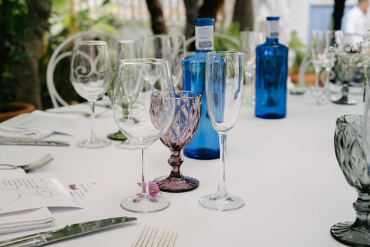 bodegon con botellas de agua y copas de agua y vino en una mesa de bodas