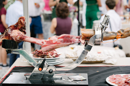 pata de jam&oacute;n cortada y pelada en una boda