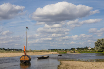 bateau traditionnel sur la Loire en été en France à Chaumont-sur -Loire. Toue cabanée, bateau...