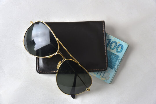 Financial value of Brazilian real notes holding money in cedula economy