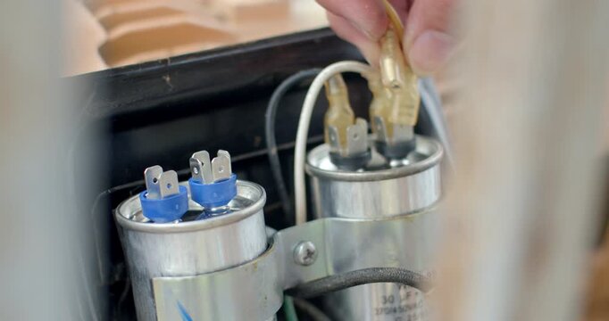 Plug the power cord into the capacitor.Motor capacitor is water-soaked.Plug the power cord back into place after replacing the capacitor.