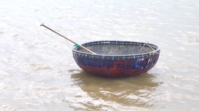 thung chaya - A boat from a peasant's basket, round boats of Vietnam, apparently for inland waters, but later also for unsuitable coastal sea