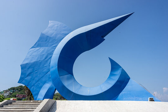 Downtown of manzanillo colima with its monumental sculpture of the blue sailfish. marlin, Manzanillo, Colima, Mexico, November 2, 2024. Enrique Carbajal Gonz&aacute;lez, Sebasti&aacute;n.