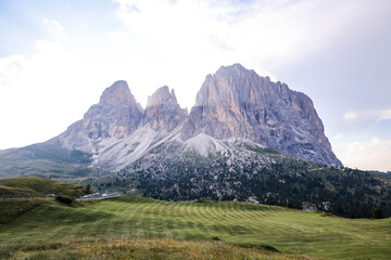 Obraz premium Luz sobre los picos alpinos · Light over alpine peaks · Licht über den Alpengipfeln