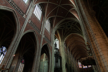 Wnętrze i widok sklepień kościoła w Gandawie © Magdalena