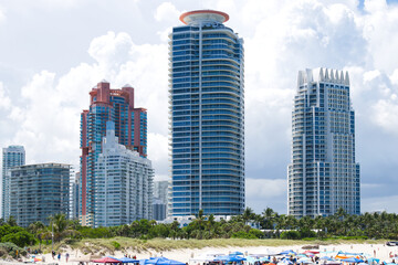 South Beach &egrave; un vivace quartiere situato all'estremit&agrave; meridionale di Miami Beach. Nota per le sue splendide spiagge, l'architettura Art D&eacute;co e la vivace vita notturna