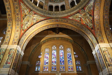 Obraz premium Basilique Sainte Thérèse de Lisieux, de style romano-byzantin, et construite au 20ème siècle, intérieur de la basilique, ville de Lisieux, département du Calvados, France