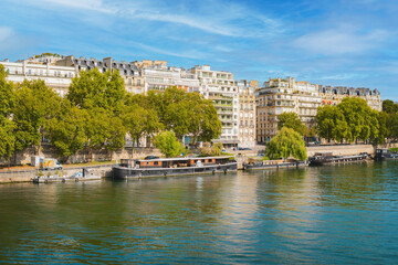 Naklejka premium Close-up photograph of the Eiffel Tower, France. Beautiful sunrise on a summer day.