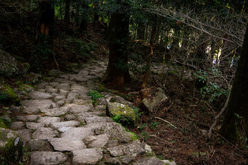 石の階段を下る