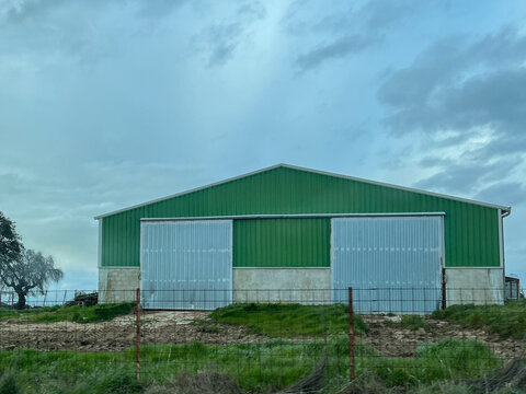 Paisaje rural castellano con vacas y naves agr&iacute;colas en primavera 2026, Castilian rural landscape with cows and farm buildings in spring 2026, Kastilische l&auml;ndliche Landschaft mit K&uuml;hen und landwirtsc