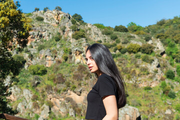 mujer morena modelo posando en la montaña españa 2025 22 años 