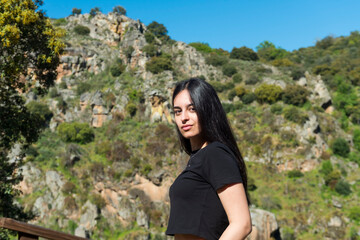 mujer morena modelo posando en la montaña españa 2025 22 años 
