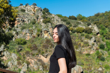 mujer morena modelo posando en la montaña españa 2025 22 años 