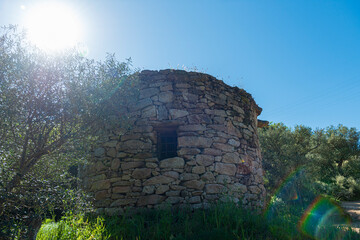 Cabaña de pastores redonda de piedra en la montaña, Round stone shepherd’s hut in the mountain