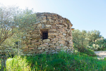 Cabaña de pastores redonda de piedra en la montaña, Round stone shepherd’s hut in the mountain