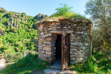 Cabaña de pastores redonda de piedra en la montaña, Round stone shepherd’s hut in the mountain