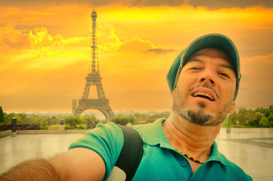 Turista disfrutando de la Torre Eiffel en Par&iacute;s, con boina azul parisina y sonrisa alegre.