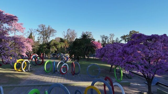 Aros de colores en tarde de primavera en Parque Sarmiento de C&oacute;rdoba, Argenitna