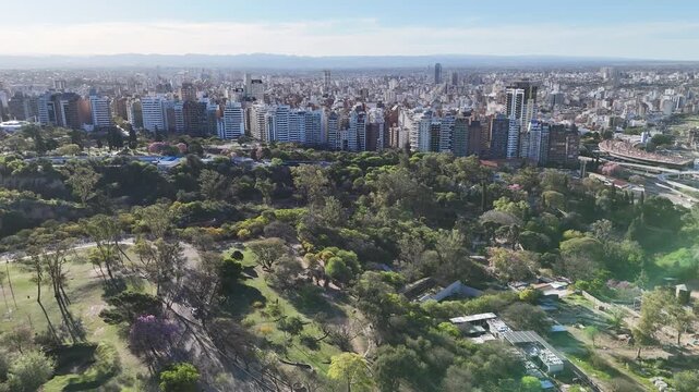 Parque Sarmiento y la ciudad de C&oacute;rdoba en tarde de primavera