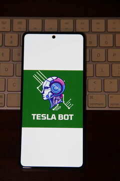 Tesla Bot - Optimus - Rob&ocirc; humanoide de uso geral em desenvolvimento pela Tesla, Inc., projetado para realizar tarefas repetitivas, perigosas ou chatas em casas ou f&aacute;bricas.