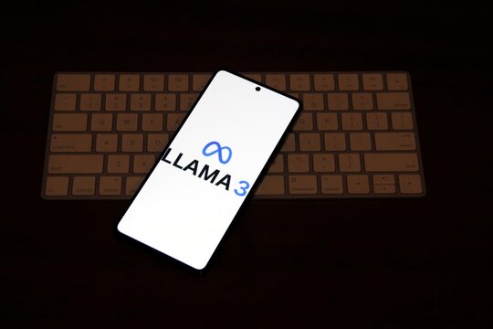 Llama 3 - Modelo de linguagem de grande escala (LLM) de c&oacute;digo aberto desenvolvido pela Meta AI, capaz de gerar texto, responder a perguntas, escrever c&oacute;digo e criar conte&uacute;do.