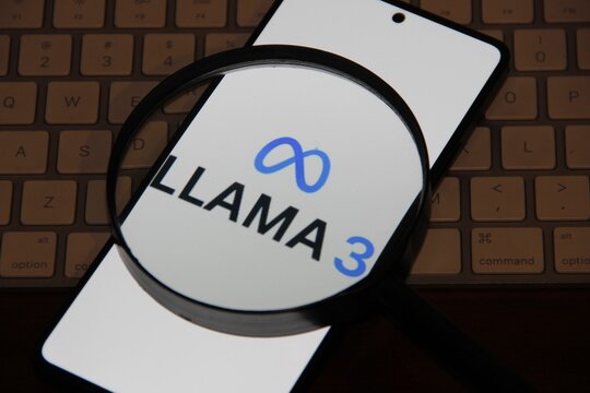 Llama 3 - Modelo de linguagem de grande escala (LLM) de c&oacute;digo aberto desenvolvido pela Meta AI, capaz de gerar texto, responder a perguntas, escrever c&oacute;digo e criar conte&uacute;do.
