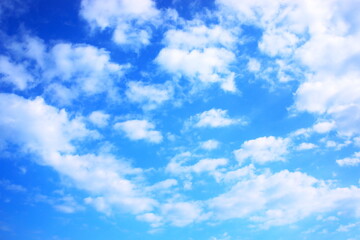 Obraz premium 青空に浮かぶ白い雲