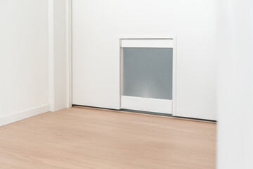 住宅のペットドアのついた室内ドア
