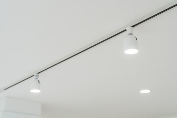 リビングダイニングにあるダクトレール照明,スポットライト
