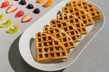 Waffles con fruta y miel