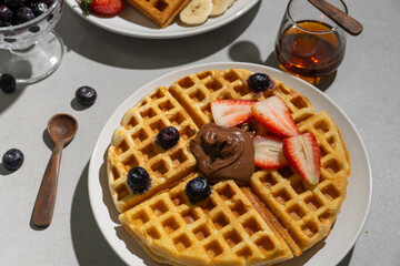 Waffles con fruta y miel