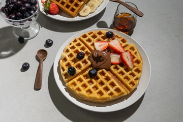 Waffles con fruta y miel