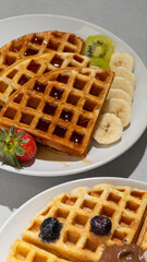 Waffles con fruta y miel