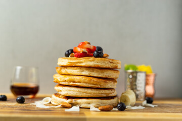 Pancake con fruta y miel de desayuno